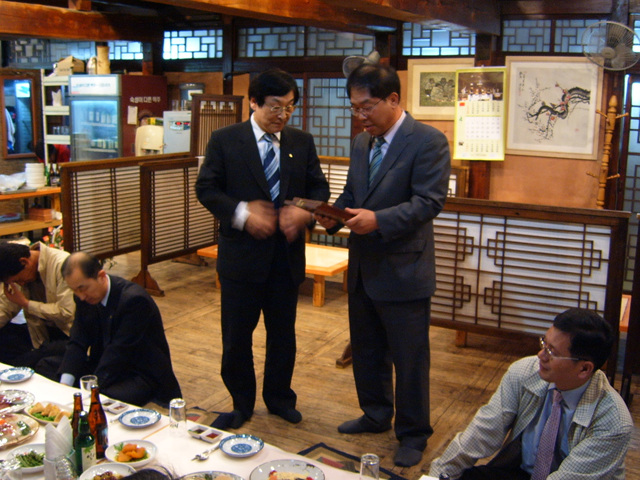 박종수 고문 공로대상 축하연 및 제2차 이사회 개최 첨부파일 : 1243177200_271.jpg