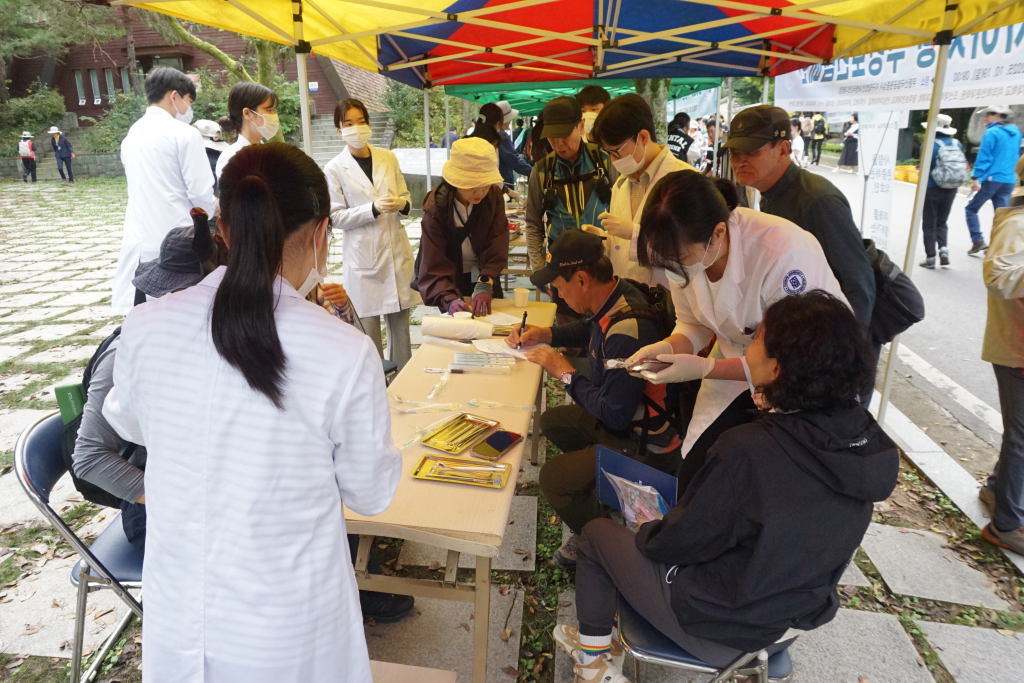 광주치과의사회, 무등산서 제80회 구강보건의 날 기념 구강보건 캠페인 개최 첨부파일 : 1760920787.jpg