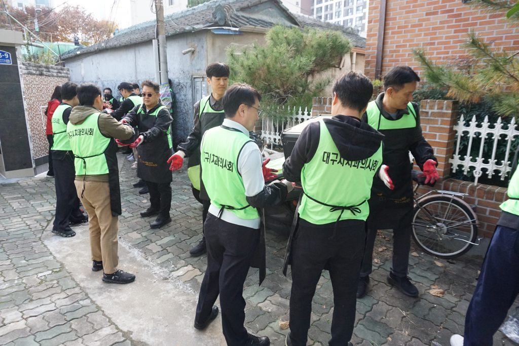 2025 불우이웃돕기 연탄나눔 봉사활동 및 달빛동맹 대구광역시치과의사회 친선교류 방문 첨부파일 : 1763603642.jpg